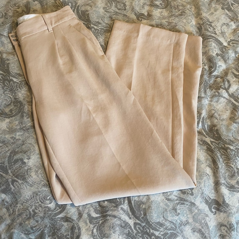 Aritzia Effortless Crepette Pants 4 NWOT 32 inseam beige/ cream color